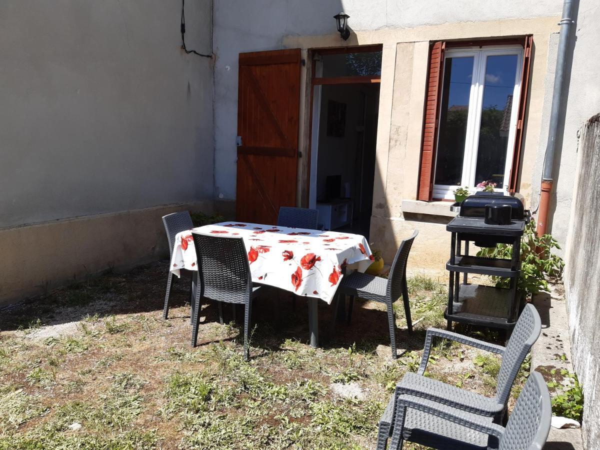 Maison A La Tour Du Pin Villa Luaran gambar
